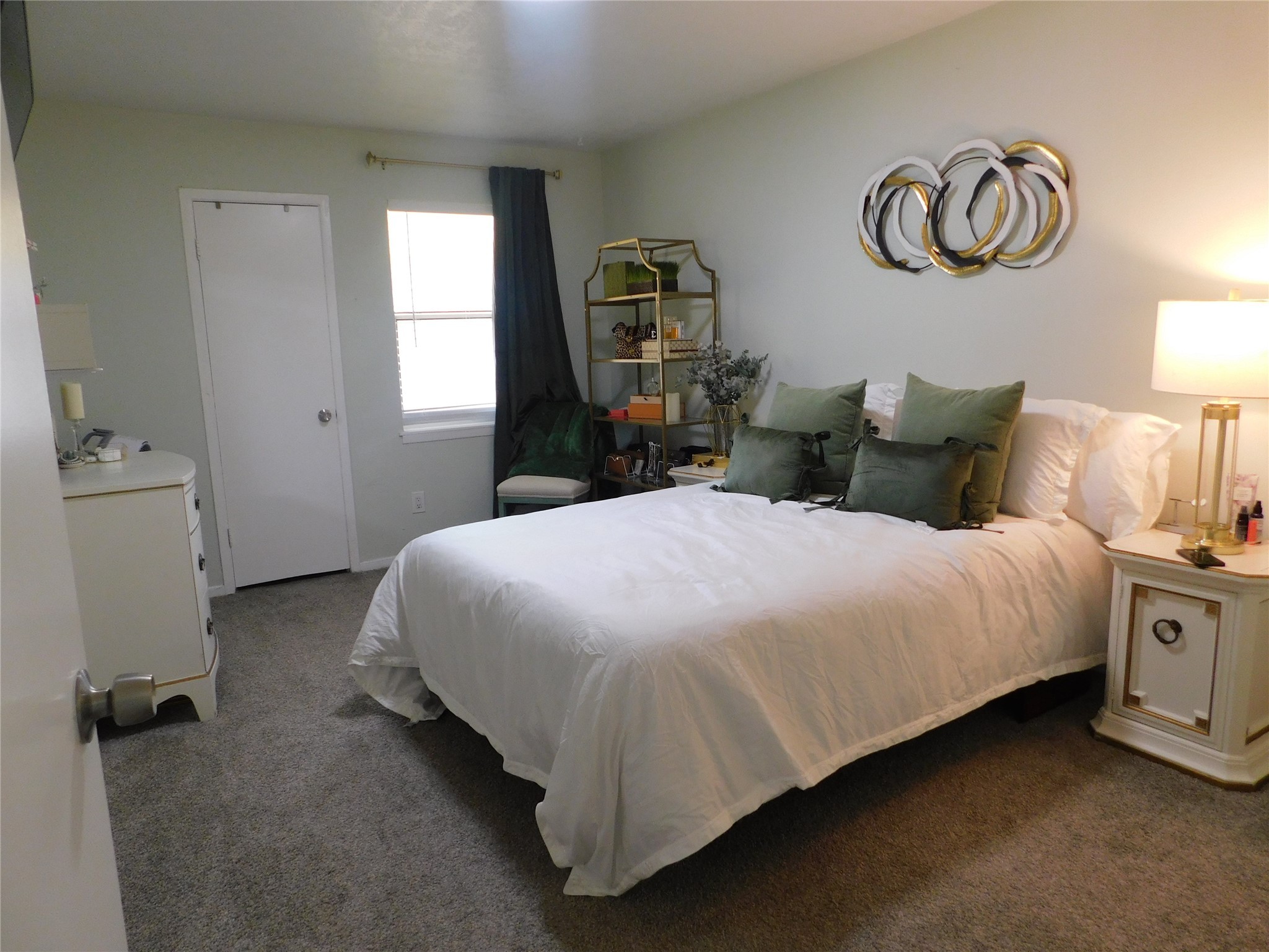 3131 Cummins Street, Unit 46 Houston, TX 77027 - Photo 2 of 8 a bedroom with a bed and a chandelier