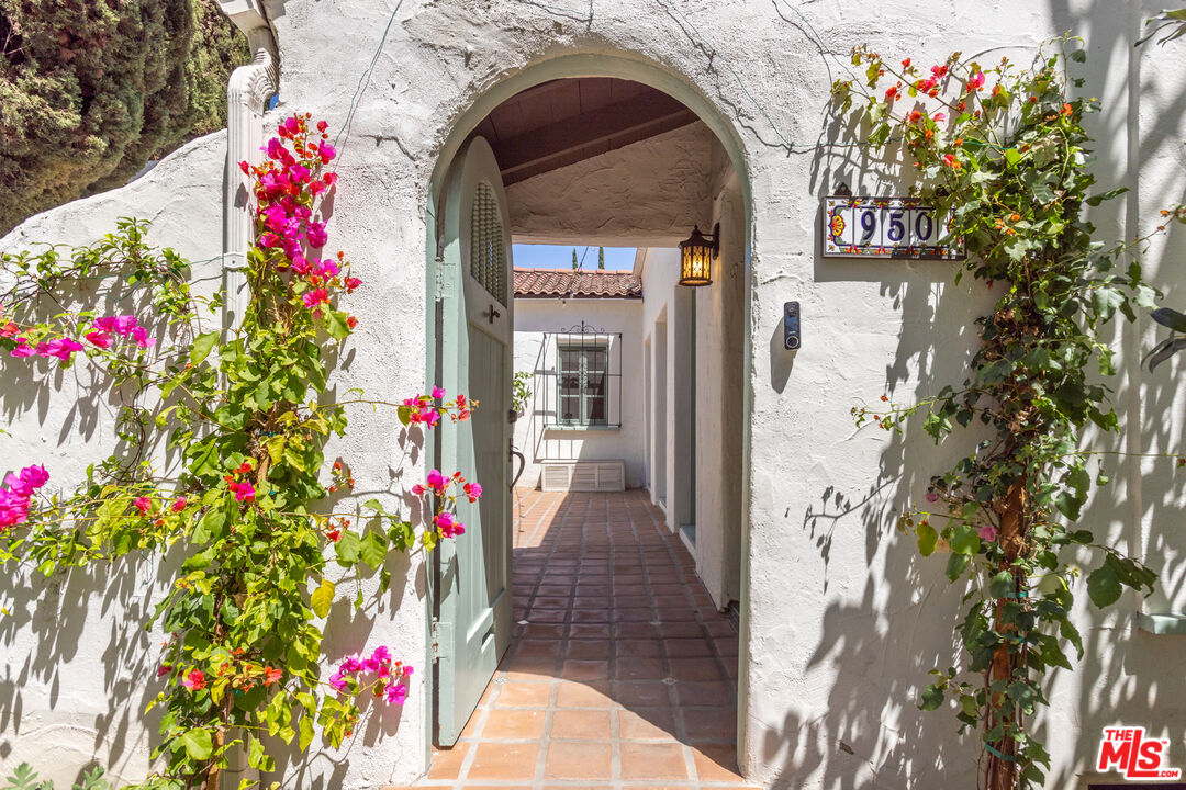 950 South Muirfield Road Los Angeles, CA 90019 - Photo 2 of 43