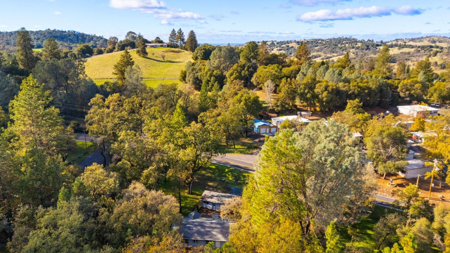 19307 Ferretti Road Groveland, CA 95321 - Photo 25 of 33 a view of a yard
