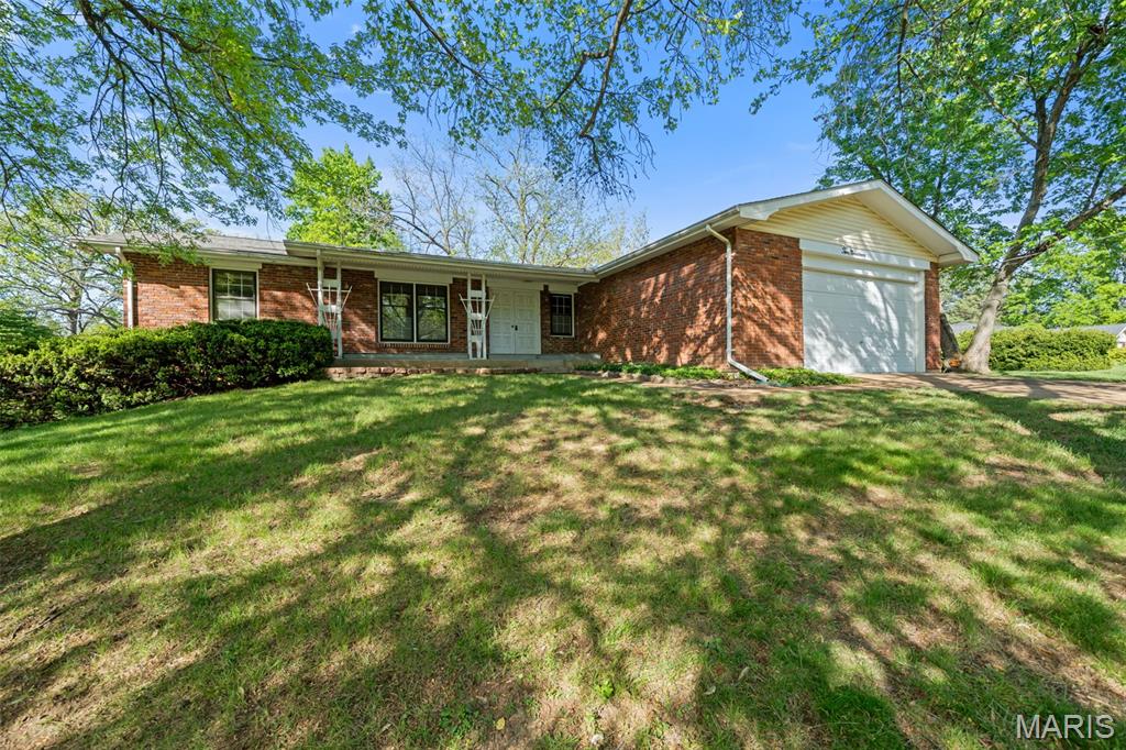 219 Barker Lane Ballwin, MO 63021 - Photo 2 of 56