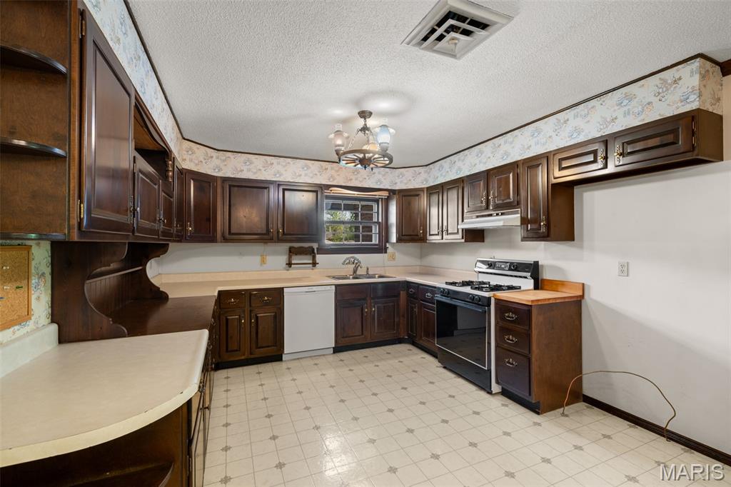 219 Barker Lane Ballwin, MO 63021 - Photo 8 of 56