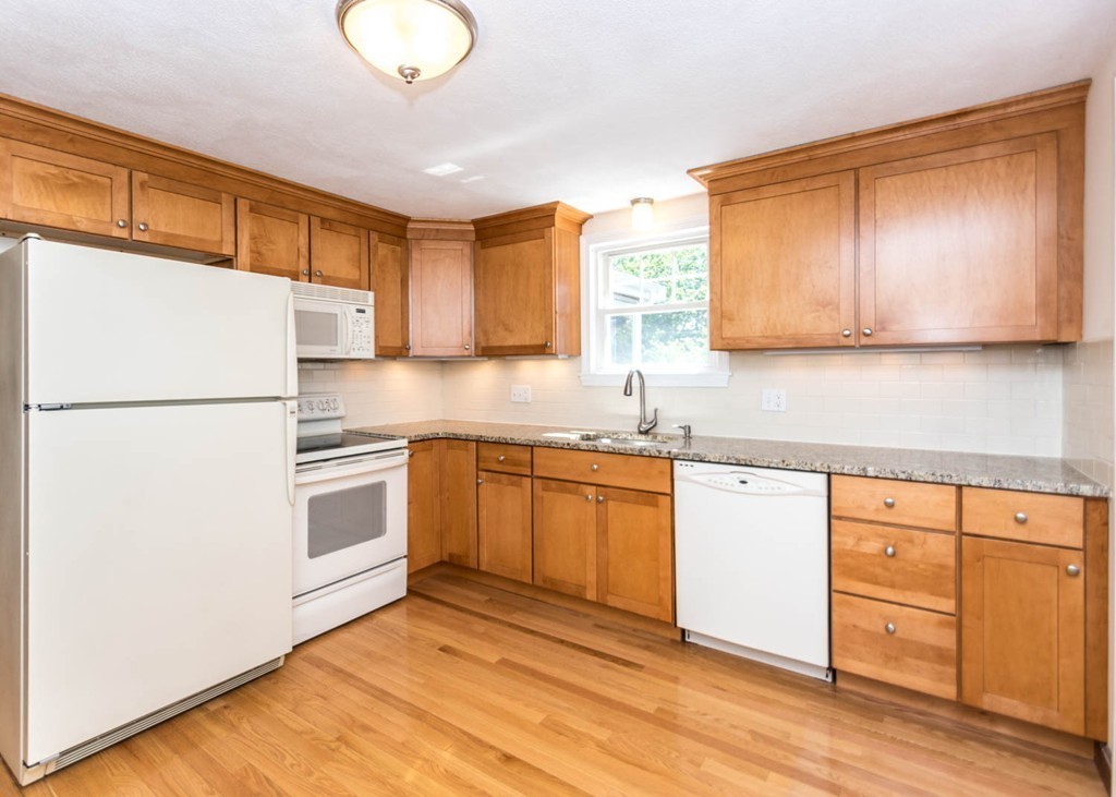 52 Hawthorne Road Waltham, MA 02451 - Photo 4 of 29 Gallery Image 4