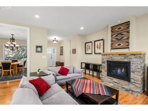 $900,000 | 2053 Lakeview Drive, Eugene, OR 97408