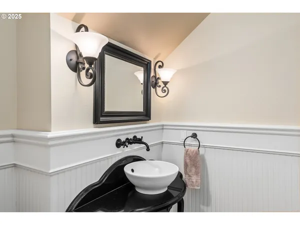 $900,000 | 2053 Lakeview Drive, Eugene, OR 97408