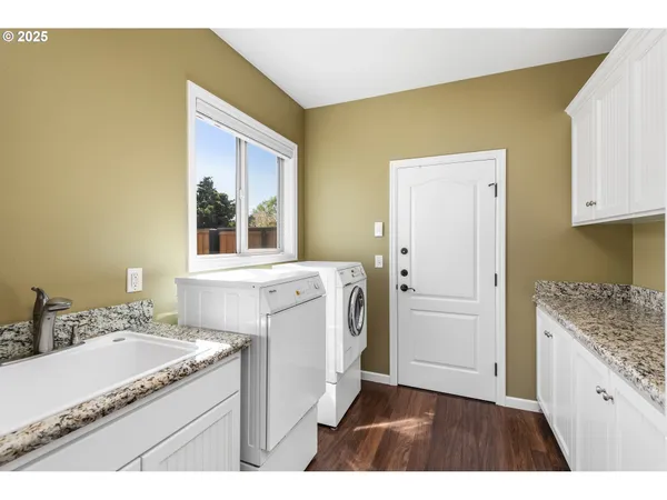 $900,000 | 2053 Lakeview Drive, Eugene, OR 97408