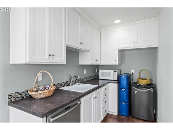 $900,000 | 2053 Lakeview Drive, Eugene, OR 97408