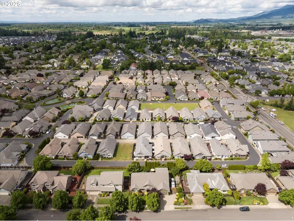 $900,000 | 2053 Lakeview Drive, Eugene, OR 97408