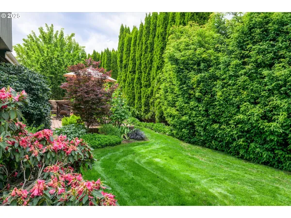 $900,000 | 2053 Lakeview Drive, Eugene, OR 97408