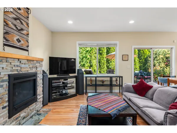 $900,000 | 2053 Lakeview Drive, Eugene, OR 97408