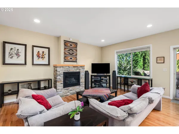 $900,000 | 2053 Lakeview Drive, Eugene, OR 97408