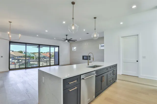 a large kitchen with kitchen island a large island in it