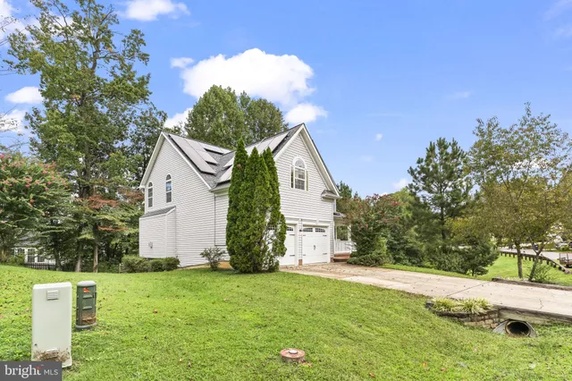 a view of a house with backyard