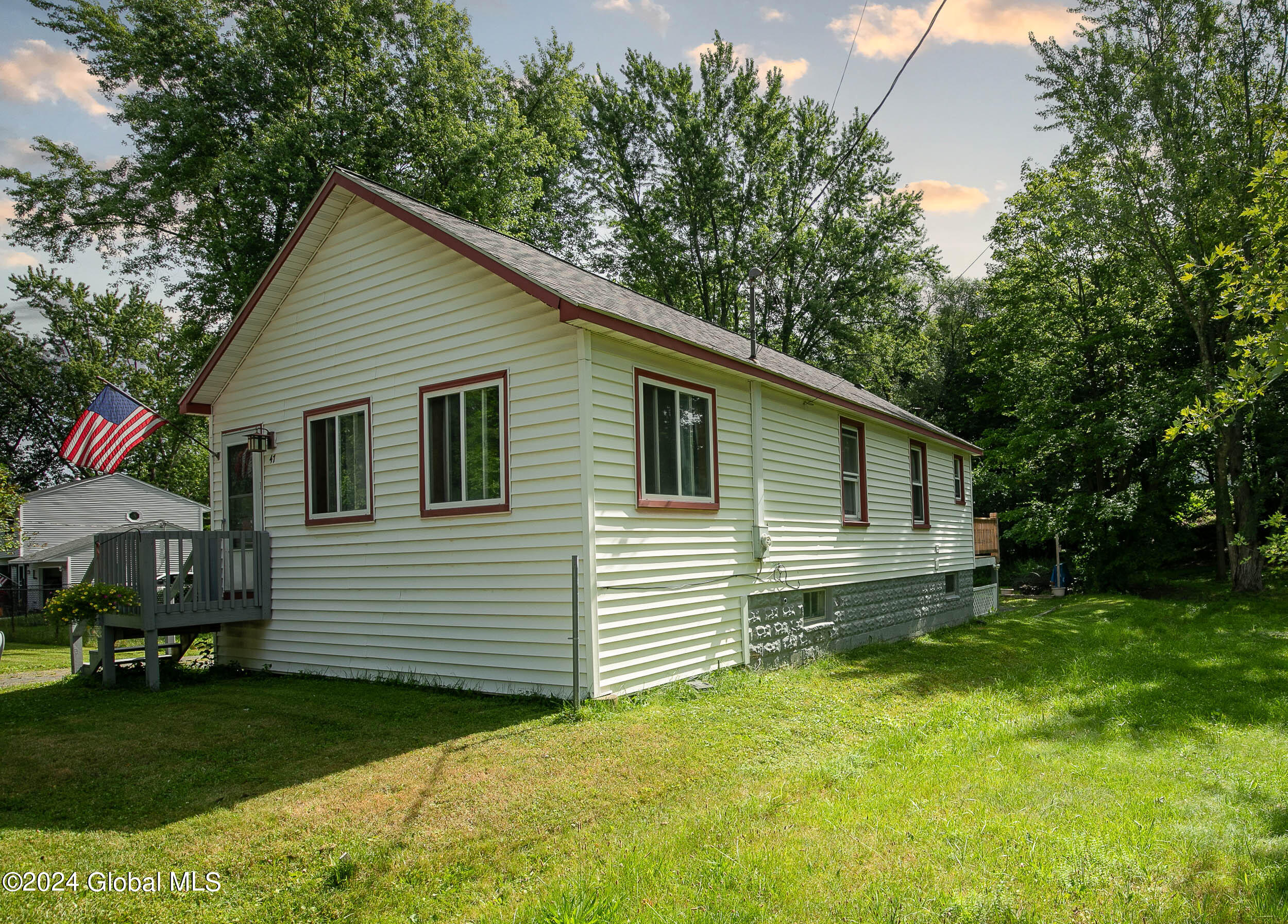 47 Edwards Road North Greenbush, NY 12198 - Photo 2 of 17 House shot 3