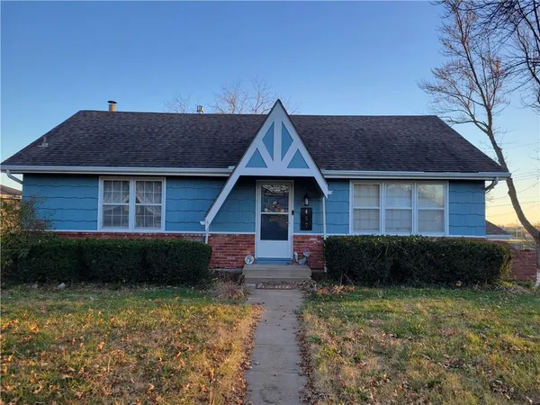 $265,000 | 407 Southwest Glendana Street, Lee's Summit, MO 64081