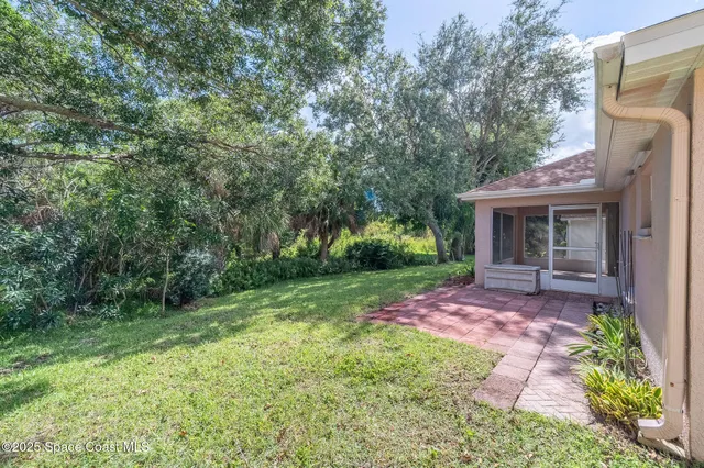 a view of a house with backyard and garden