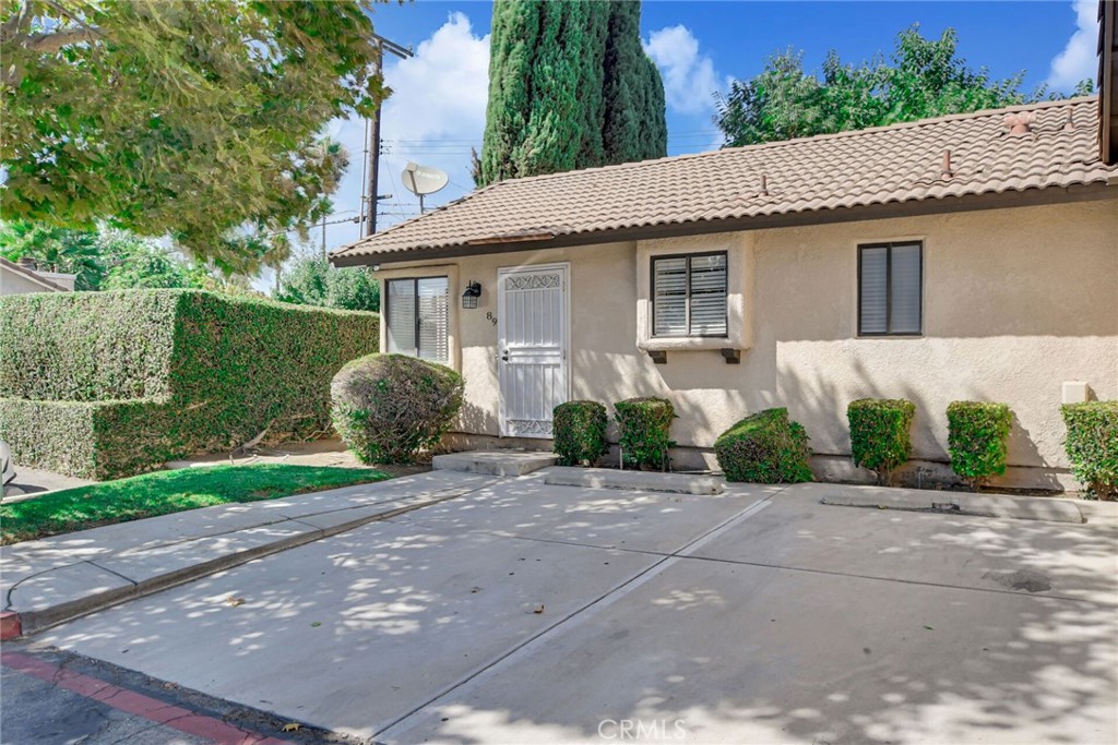9505 Arlington Avenue, Unit 89 Riverside, CA 92503 - Photo 3 of 26 a front view of a house with garden