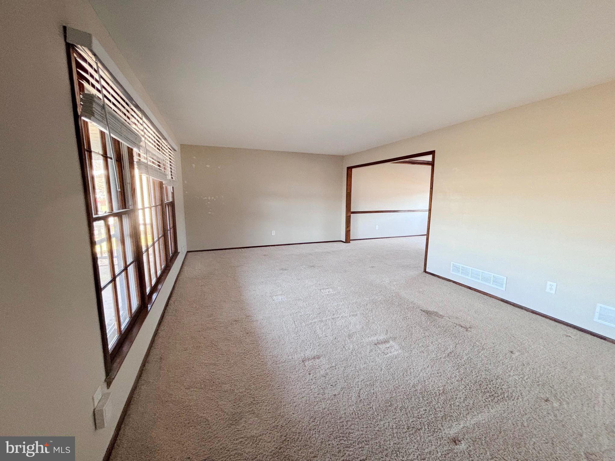 2044 Yardville Hamilton Square Road Hamilton, NJ 08690 - Photo 3 of 19 Living Room