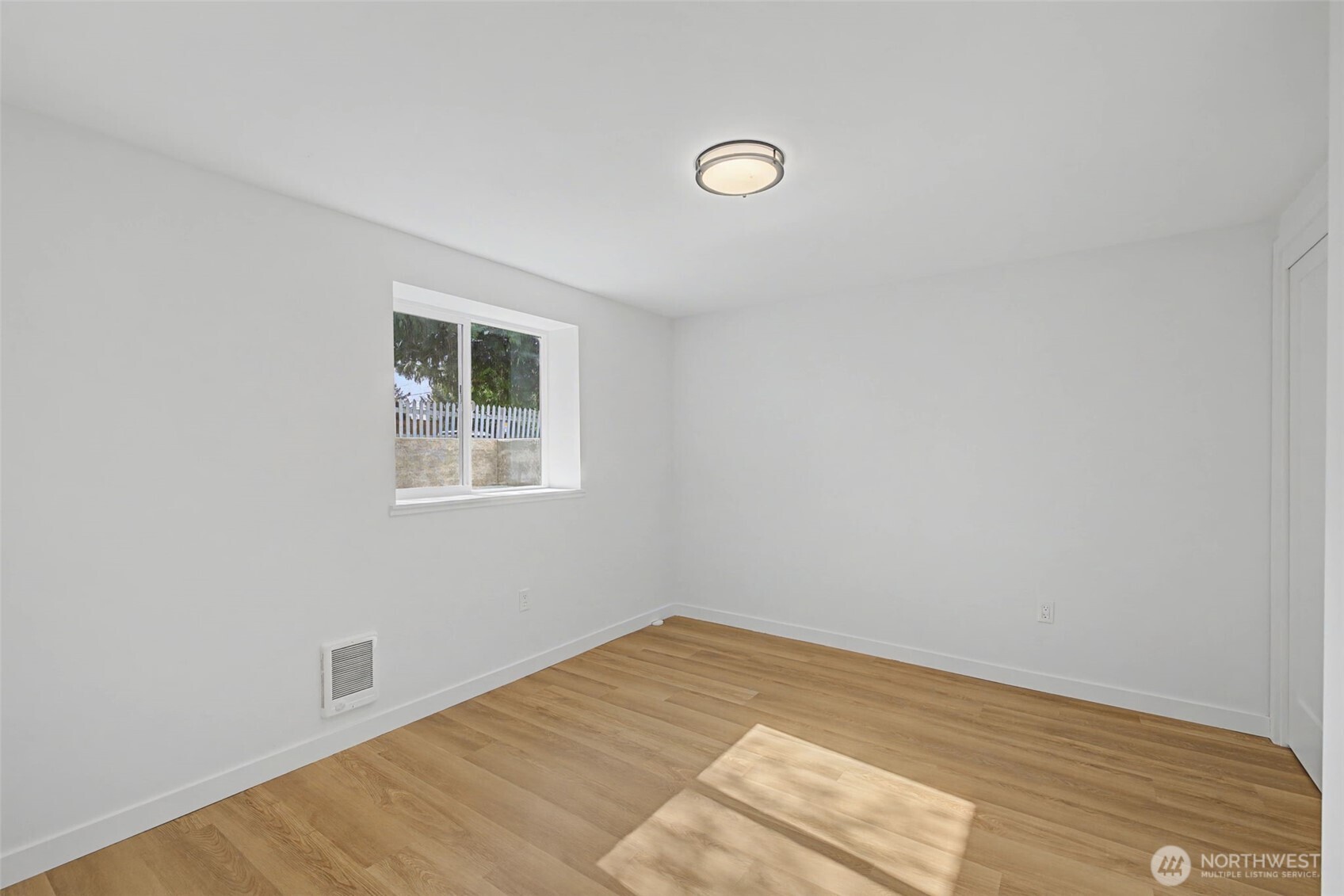 8844 16th Avenue Southwest Seattle, WA 98106 - Photo 28 of 35