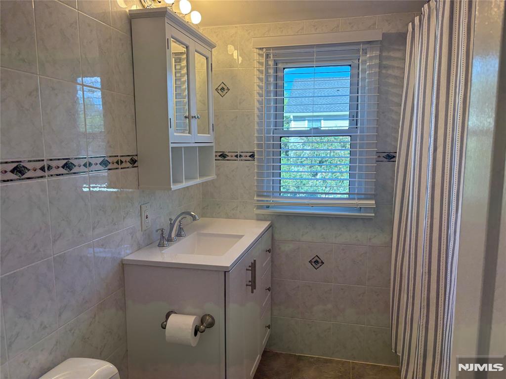 19 Bryant Street Paramus, NJ 07652 - Photo 11 of 19