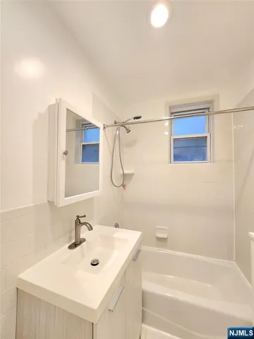 $2,150 | 218 Broad Avenue, Unit 2F, Leonia, NJ 07605