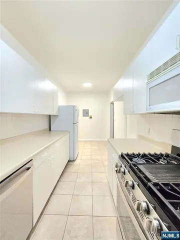 $2,000 | 218 Broad Avenue, Unit 2F, Leonia, NJ 07605