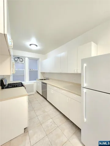 $2,000 | 218 Broad Avenue, Unit 2F, Leonia, NJ 07605