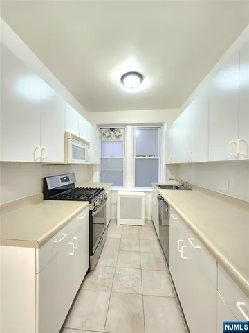 $2,000 | 218 Broad Avenue, Unit 2F, Leonia, NJ 07605