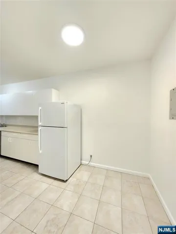 $2,000 | 218 Broad Avenue, Unit 2F, Leonia, NJ 07605