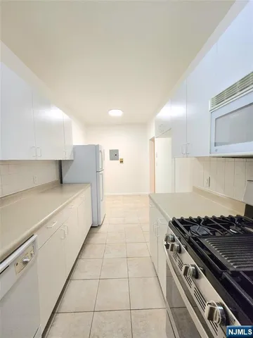 $2,150 | 218 Broad Avenue, Unit 2F, Leonia, NJ 07605