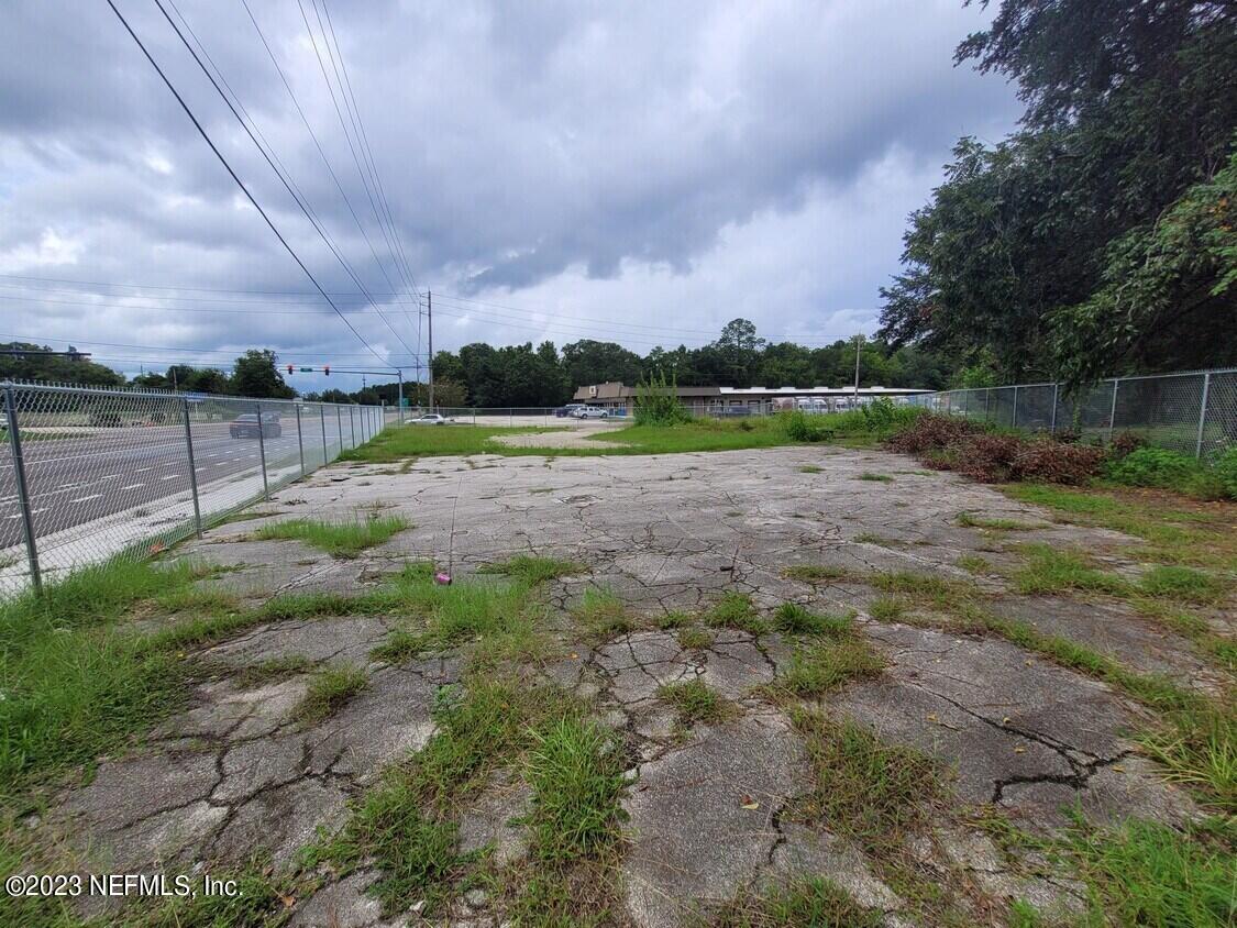 a view of an outdoor space and a yard