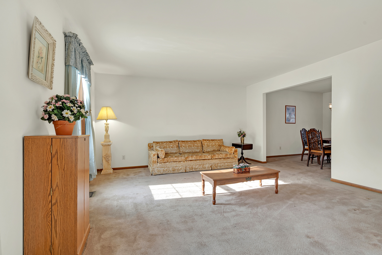 121 South Raddant Road Batavia, IL 60510 - Photo 4 of 22 a living room with furniture and flowers