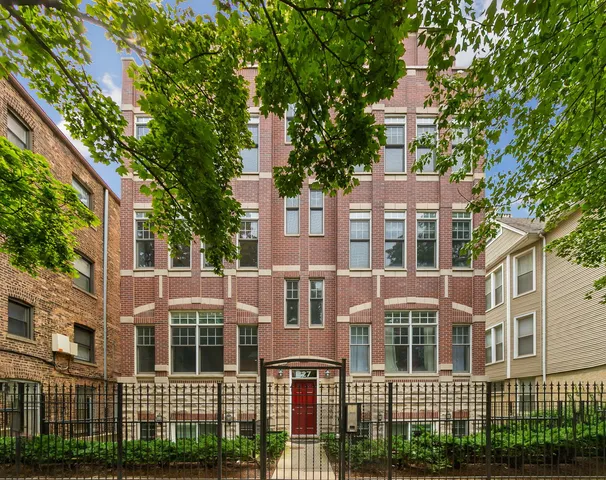 $799,000 | 827 West Bradley Place, Unit 2E, Chicago, IL 60613