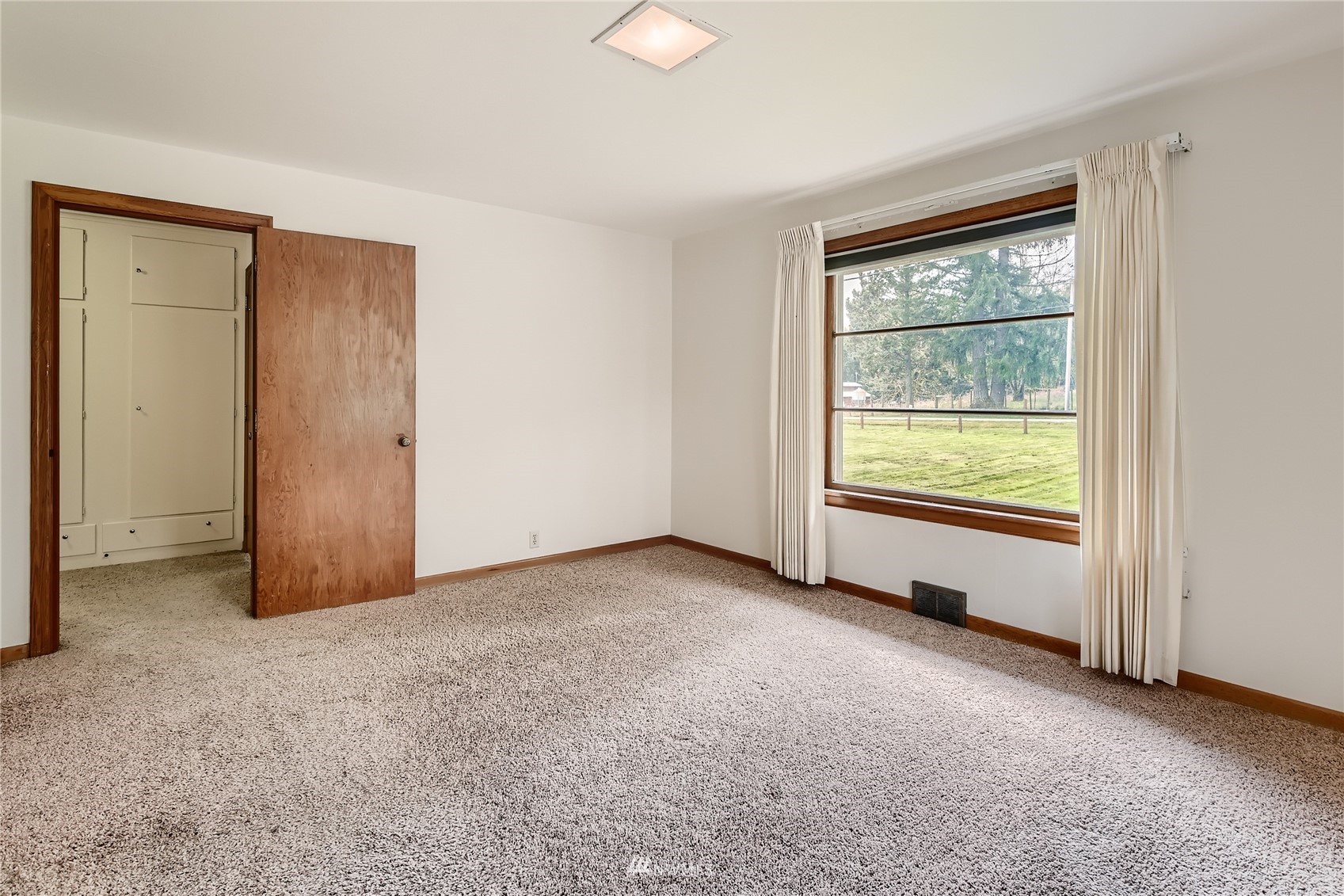 29017 Old Owen Road Monroe, WA 98272 - Photo 11 of 35 an empty room with windows and closet