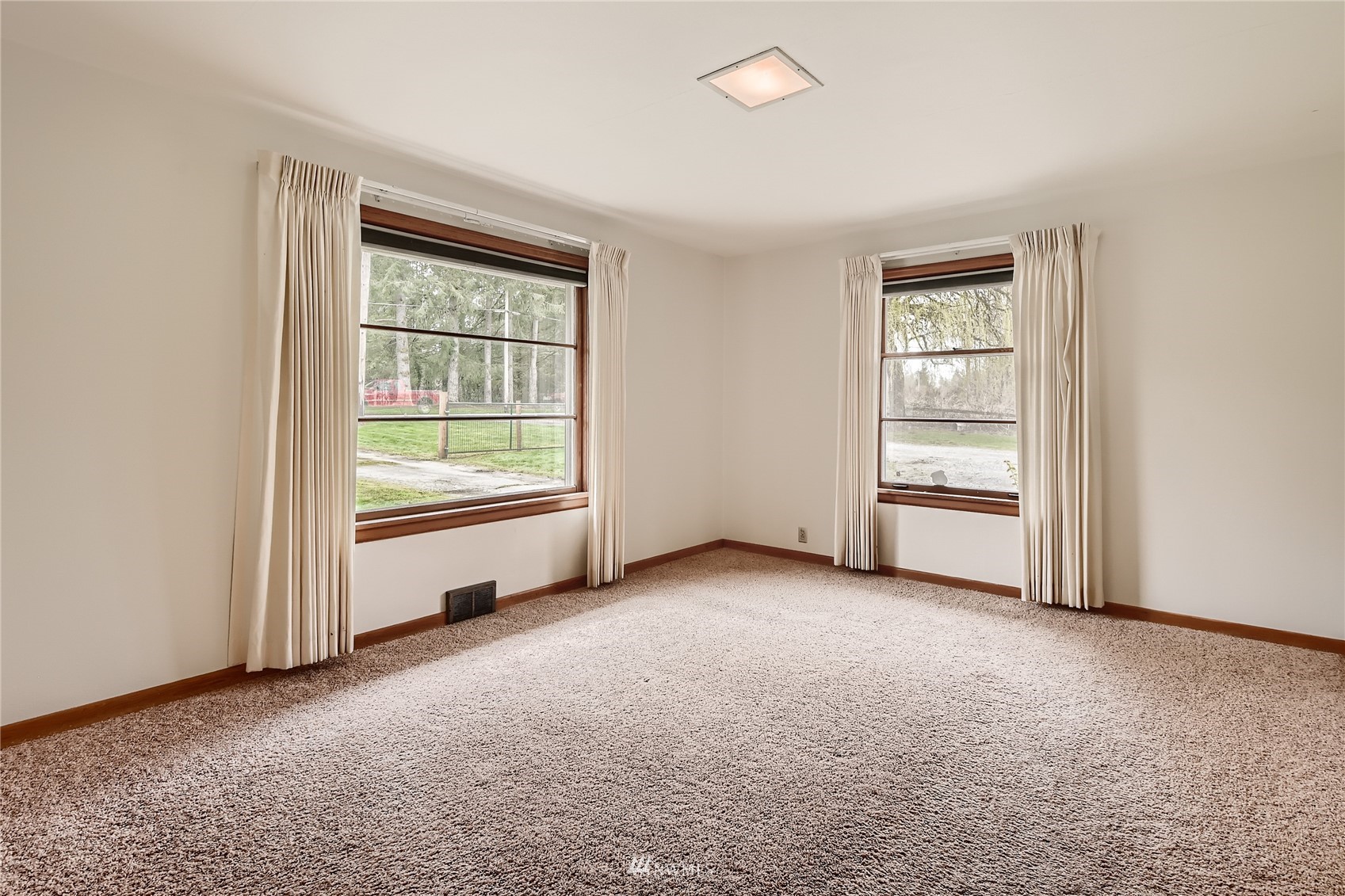 29017 Old Owen Road Monroe, WA 98272 - Photo 12 of 35 an empty room with windows and closet