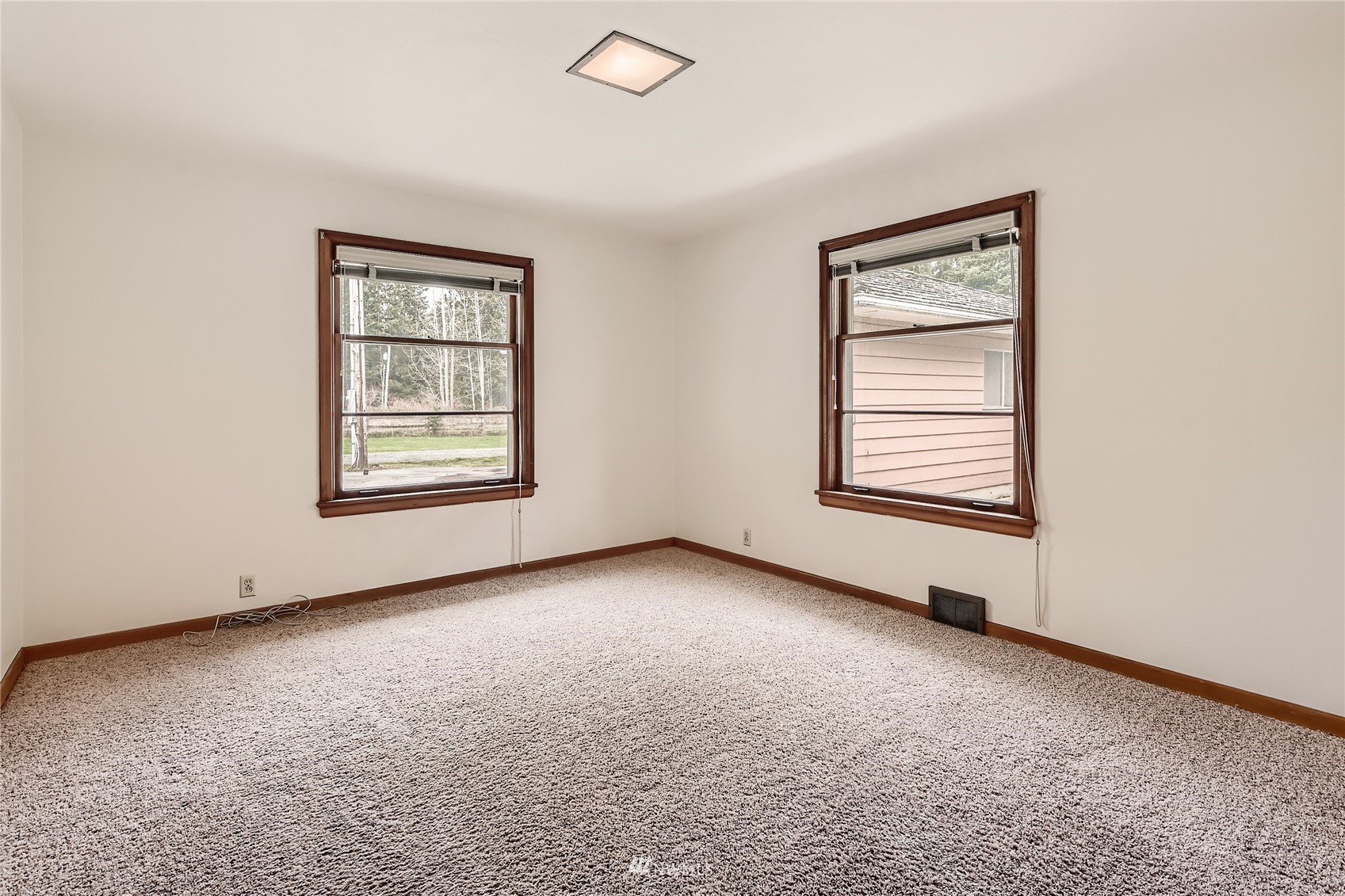 29017 Old Owen Road Monroe, WA 98272 - Photo 13 of 35 an empty room with windows and closet