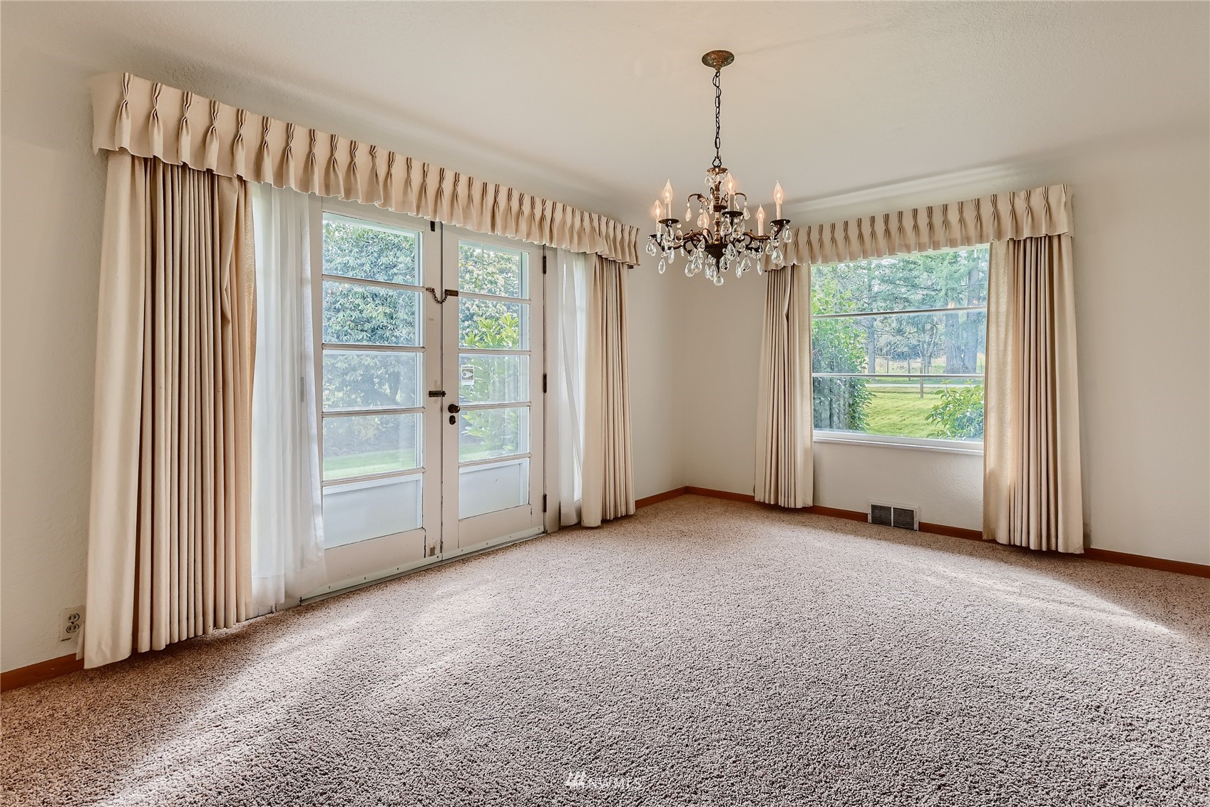 29017 Old Owen Road Monroe, WA 98272 - Photo 5 of 35 an empty room with windows and entryway