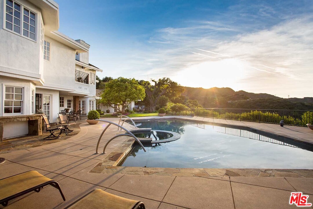 Stone Oak Drive Los Angeles, CA 90049 - Photo 20 of 27