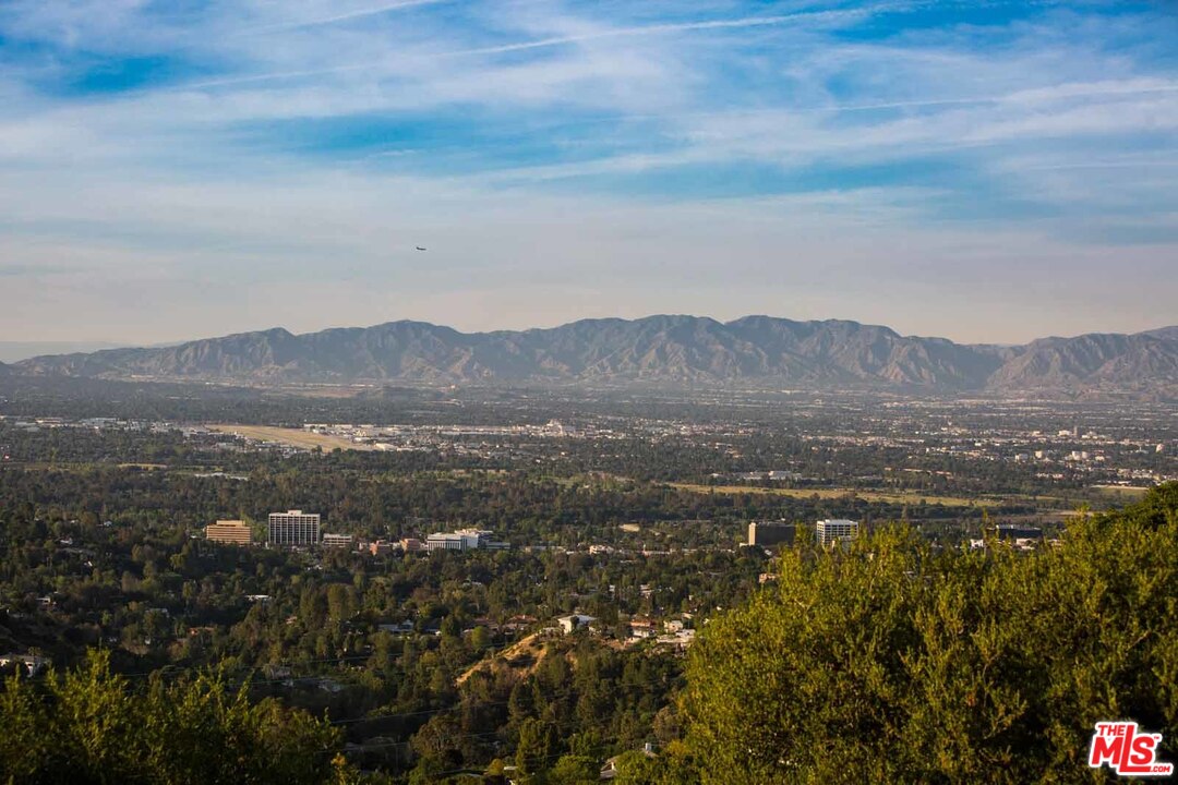 Stone Oak Drive Los Angeles, CA 90049 - Photo 23 of 27