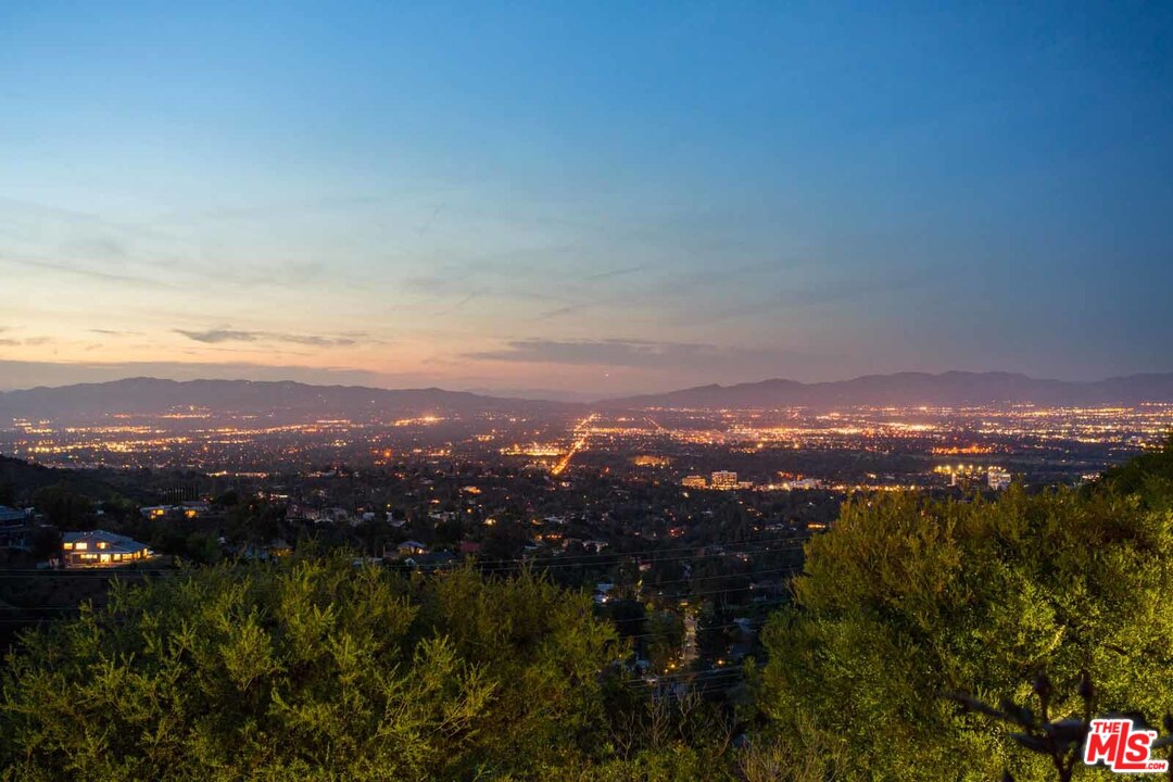 Stone Oak Drive Los Angeles, CA 90049 - Photo 25 of 27