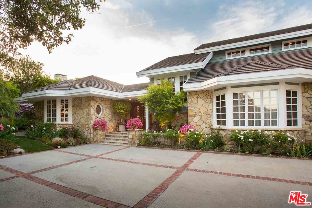 Stone Oak Drive Los Angeles, CA 90049 - Photo 4 of 27