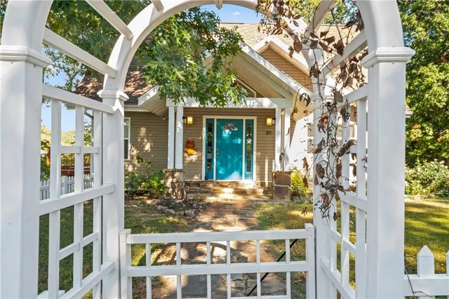 $379,900 | 89 Turkey Trail Road, Blue Eye, MO 65611