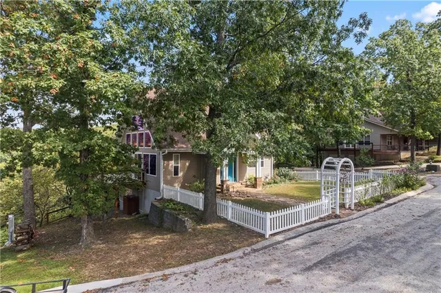 $379,900 | 89 Turkey Trail Road, Blue Eye, MO 65611