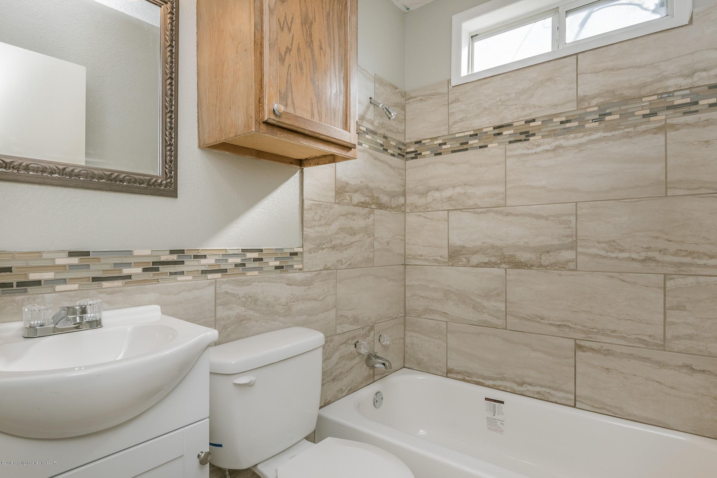 4623 South Travis Street Amarillo, TX 79110 - Photo 11 of 16 011_Hall Bathroom