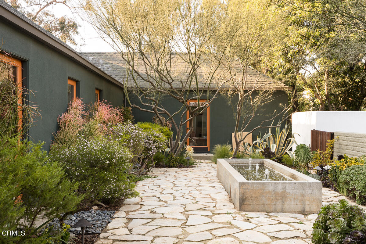 3205 Cornwall Drive Glendale, CA 91206 - Photo 3 of 32 Fountain