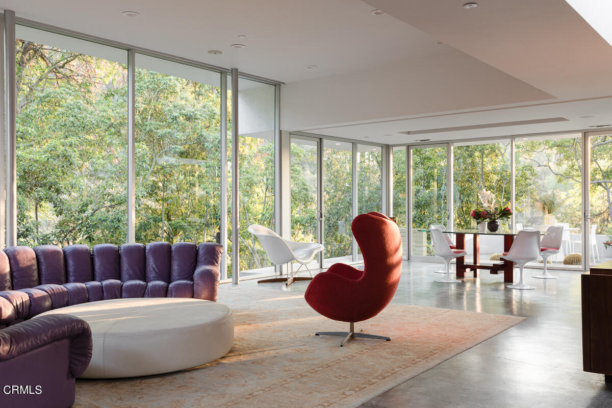 3205 Cornwall Drive Glendale, CA 91206 - Photo 5 of 32 Living Room