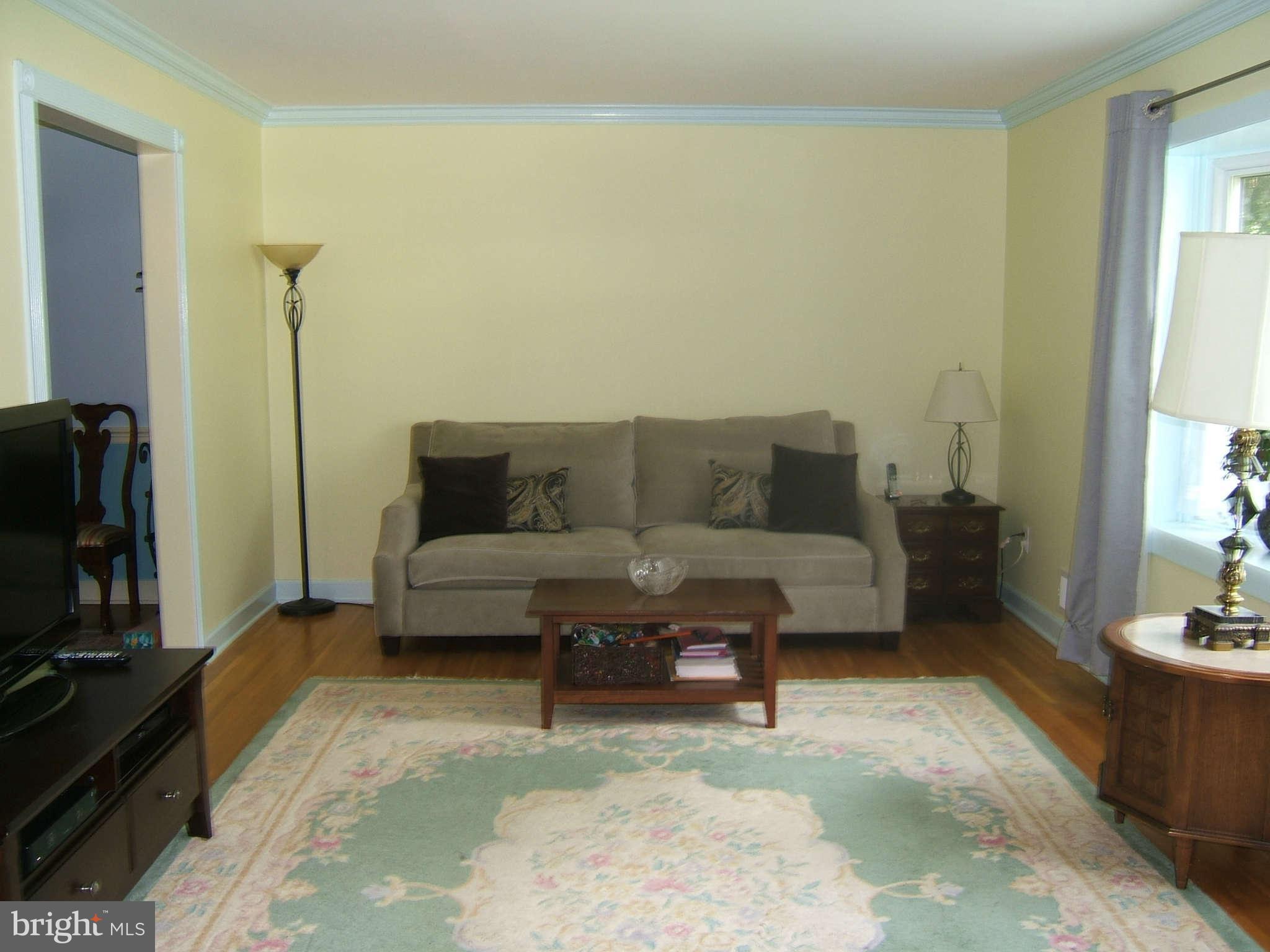 8609 Kerry Lane Springfield, VA 22152 - Photo 3 of 28 Living Room