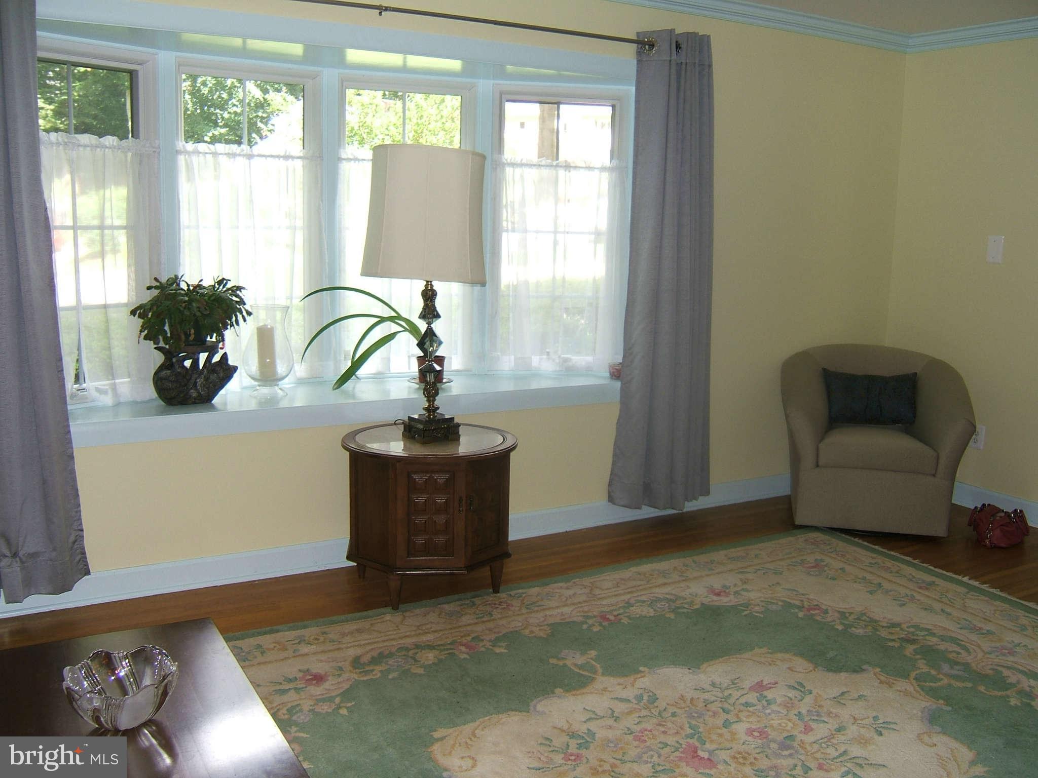 8609 Kerry Lane Springfield, VA 22152 - Photo 4 of 28 Living Room