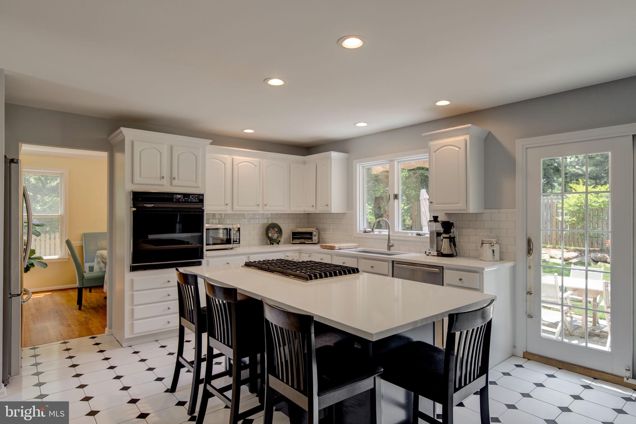 252 Highland Avenue Wayne, PA 19087 - Photo 8 of 28 5-burner gas cooktop & downdraft exhaust fan