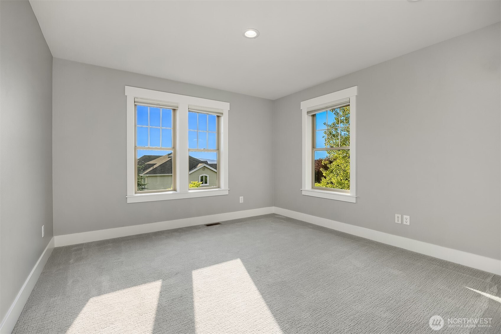 2989 Northeast Davis Loop Issaquah, WA 98029 - Photo 29 of 40 an empty room with windows