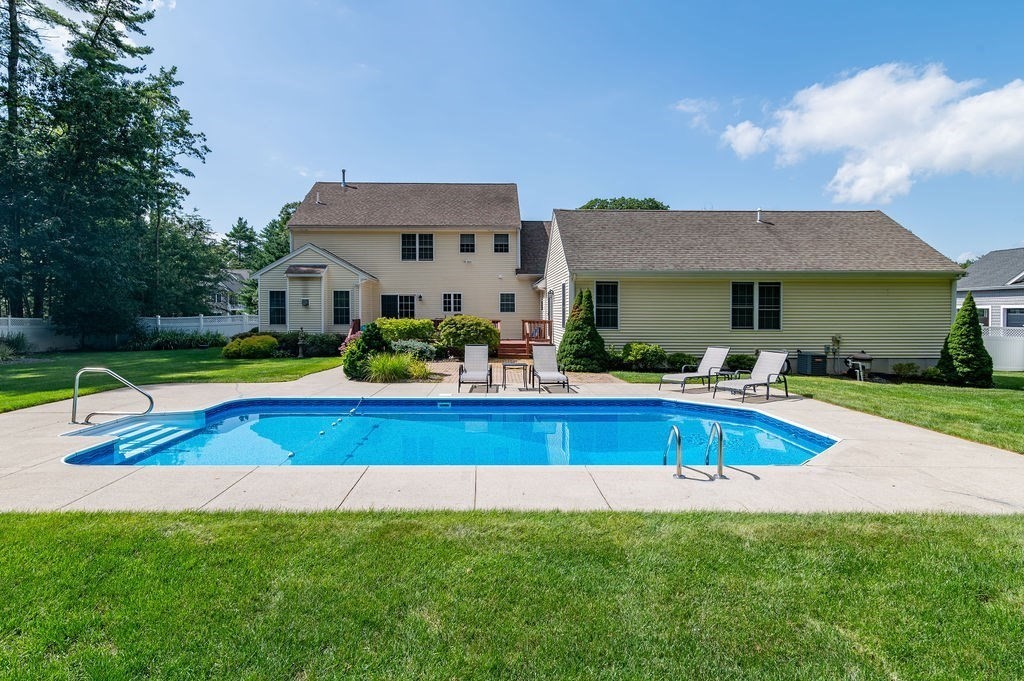 53 Queens Circle Raynham, MA 02767 - Photo 6 of 38